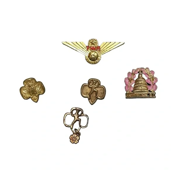 Lot Collection 5 Vintage Girl Scouts & Brownie Lapel pins uniform achievement - Picture 1 of 6